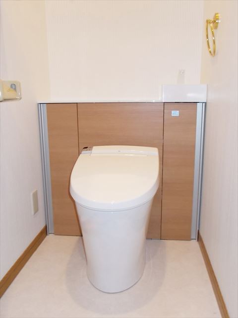 給水管やお掃除道具も隠れるスッキリトイレ 給水管やお掃除道具も隠れるスッキリトイレ